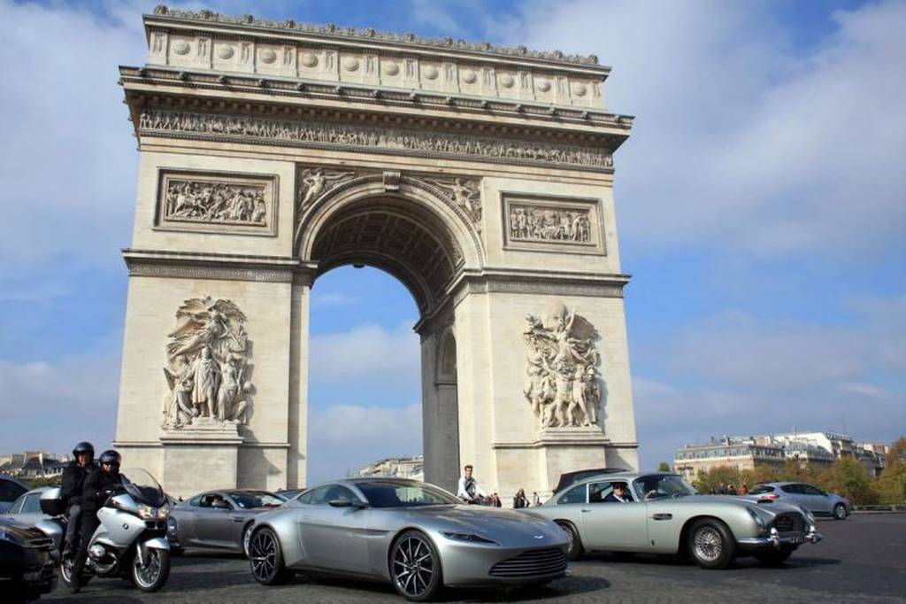 Και όμως… τα αυτοκίνητα του James Bond έχουν παρελάσει στο Παρίσι